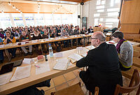 Konstituierende Sitzung unter Leitung von Oberkirchenrat Gottfried Müller (vorne). Foto: view